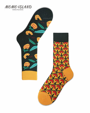 MoMo Island Cozy Unisex Socks: Vibrant Pineapple Motifs on Black & Yellow Hues